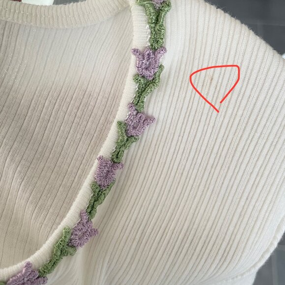 Purple lace lettuce trim rib-knit v-neck white tee - Picture 6 of 6